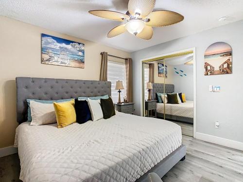 een slaapkamer met een bed en een plafondventilator bij Casita mi Encanto a Cozy & Spacious House, 4-bedroom 3-Bath & pool in Kissimmee