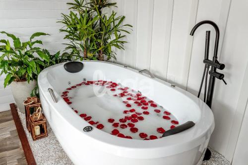 a bath tub filled with red hearts in a bathroom at Cabana Coração: Romantismo, Banheira e Natureza in Gaspar Alto
