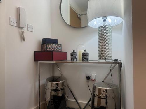 una habitación con dos tambores en un estante y un espejo en Van Loon Residence, en Oldbury