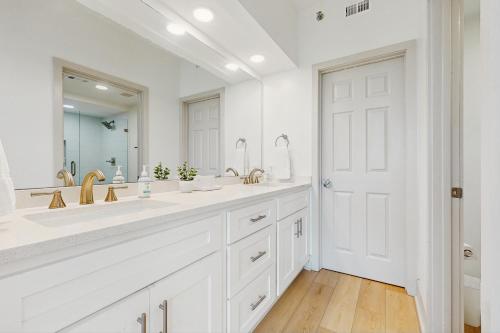 ein weißes Badezimmer mit zwei Waschbecken und einem großen Spiegel in der Unterkunft High Pointe 2221 in Inlet Beach