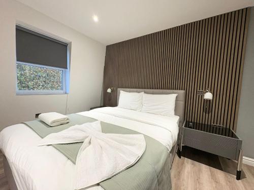 Postel nebo postele na pokoji v ubytování Fonthill Aparts