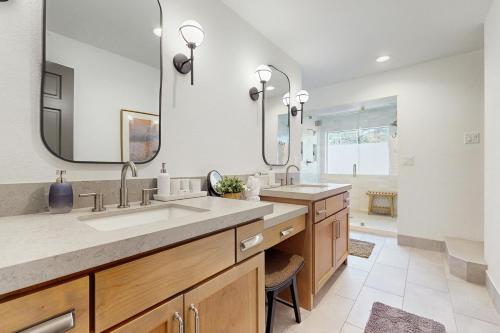 une salle de bain avec deux lavabos et deux miroirs dans l'établissement Bennett Flat Adventure, à Truckee