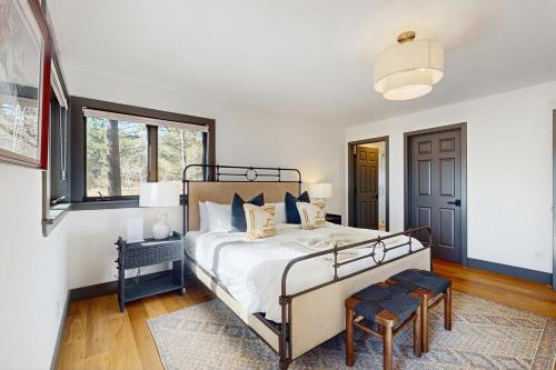 une chambre avec un lit et une fenêtre dans l'établissement Bennett Flat Adventure, à Truckee