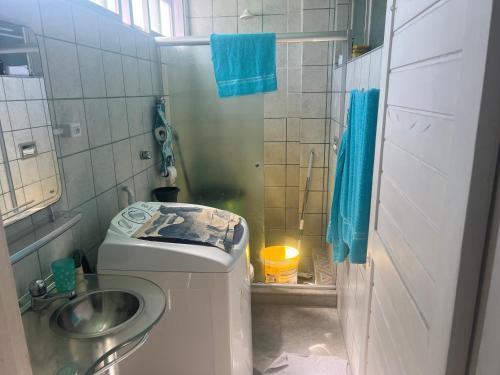 un piccolo bagno con un water e un lavandino di Lindo nascer do Sol II a Recife