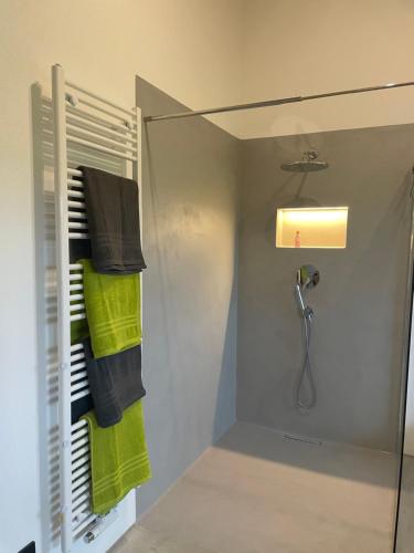 Galería fotográfica de Grüne Gams - Neubau Designwohnung mit 2 Balkonen en Breitbrunn am Chiemsee