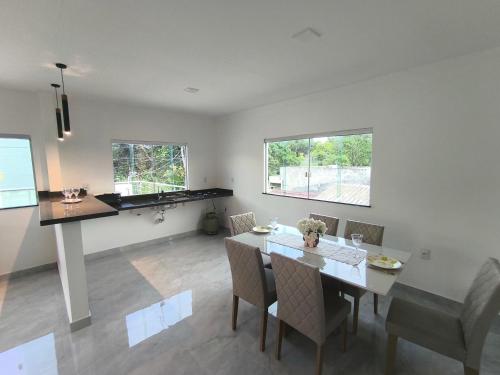 a kitchen and dining room with a table and chairs at Varanda das araras in Manaus