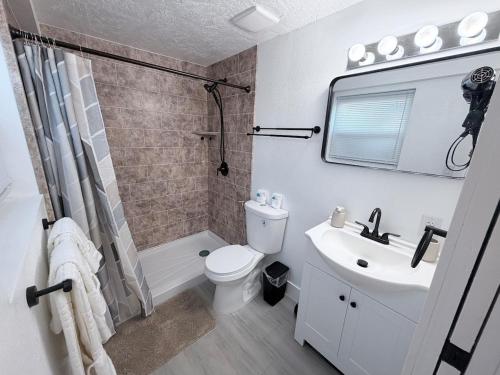 un bagno con wc, lavandino e doccia di The Collection # 4 a Bradenton