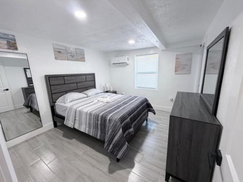una camera da letto con un letto, un comò e uno specchio di The Collection # 4 a Bradenton