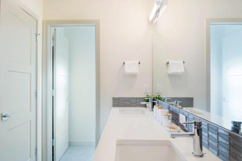 a bathroom with two sinks and a large mirror at Modern Townhome with Lakeview in Seattle