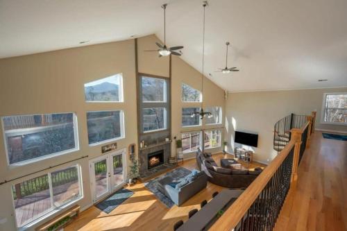 TV a/nebo společenská místnost v ubytování Lakeshore Retreat with Lake Lanier views & hot tub