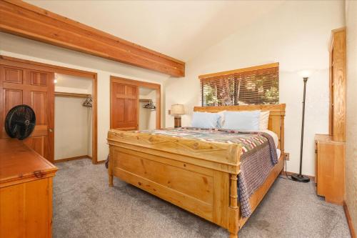 ヨセミテ・ウェストにあるYosemite Crossroadsのベッドルーム1室(大型木製ベッド1台、窓付)