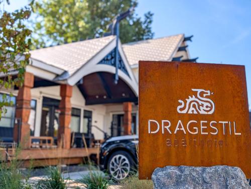 a driveway sign in front of a house at Dragëstil Park Point Aparthōtel by Heirloom Boutique Collection in Duluth