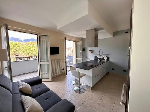 Kuchyň nebo kuchyňský kout v ubytování LakeSide View Apartment