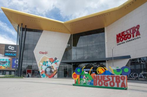 een winkelcentrum met een groot gebouw bij Apartment in Bogotá in Bogota