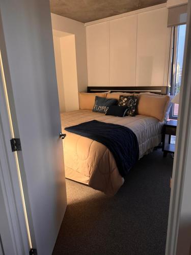 una camera da letto con un letto con cuscini sopra di Townhome with fish Tank & Private Garage a Portland