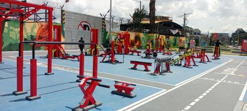 een gymzaal met rode apparatuur op een blauwe baan bij Apartment in Bogotá in Bogota