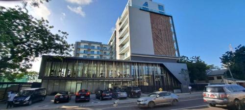 The Lennox, 2min drive from the airport