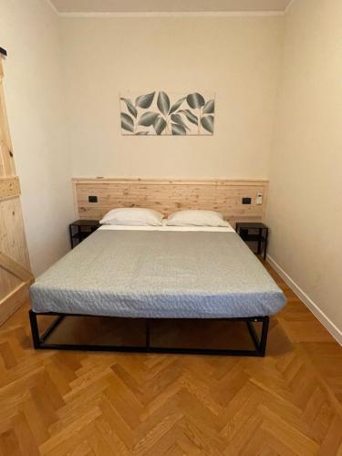 een slaapkamer met een bed in een kamer bij Villa Le Querce in Badia