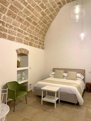 a bedroom with a bed and a table and a chair at SuiteLab in Palo del Colle