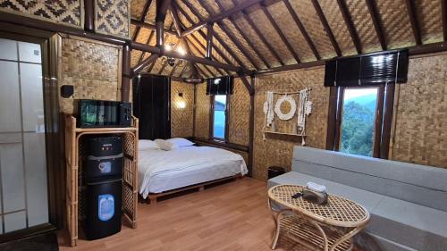 Postel nebo postele na pokoji v ubytování Casa de Monique Villas & Glamping Retreat