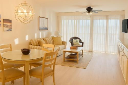 ein Wohnzimmer mit Tisch und Couch in der Unterkunft Sapphire Beach Resort and Marina in Nazareth