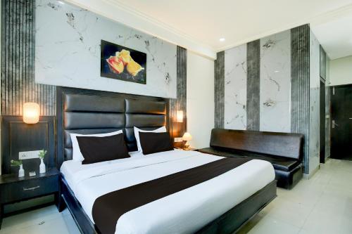 Ένα ή περισσότερα κρεβάτια σε δωμάτιο στο Dee Intercontinental