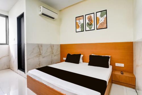 a bedroom with a bed in a room at Hotel O Balaji Hotel & Banquet in Boisar