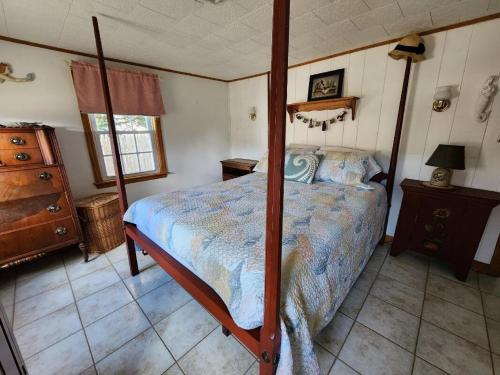 Un dormitorio con una cama y una cómoda. en Seaside Escape, en Dennis