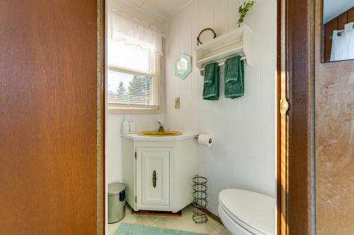 Koupelna v ubytování Penobscot Bay Hideaway! Coras Cove Cabin