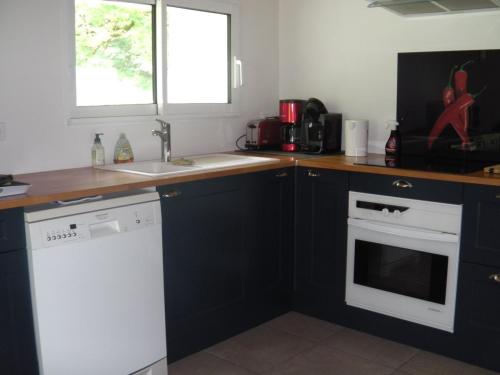 Η κουζίνα ή μικρή κουζίνα στο Aux vieux fours 4 chambres 2 salle d'eau