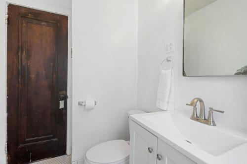 Phòng tắm tại Dog-Friendly Lakewood Stay Near Cleveland & Lake