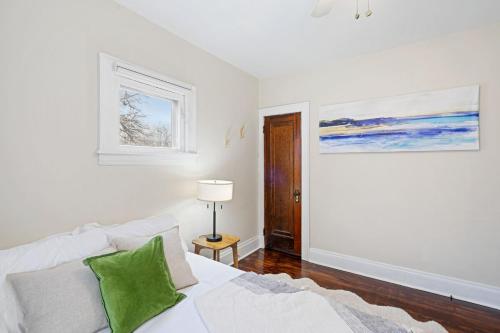 Giường trong phòng chung tại Dog-Friendly Lakewood Stay Near Cleveland & Lake