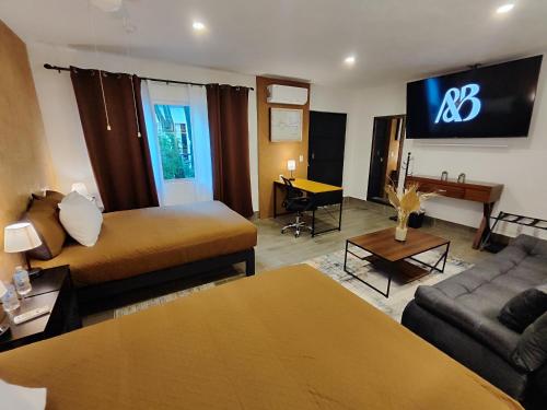 a hotel room with a bed and a couch at Casa Aceves & Bueno Hotel Boutique in El Salto