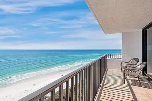 einen Balkon mit 2 Stühlen und Meerblick in der Unterkunft Beachfront 2BR with Panoramic Water Views in Seagrove Beach