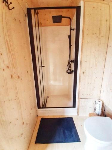 a shower in a small room with a toilet at Black Pearl in Hamme