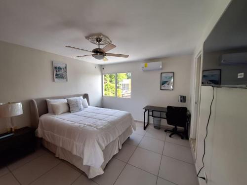 Postel nebo postele na pokoji v ubytování The Diamond Hotel San Benito