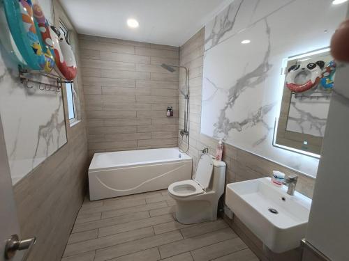 une salle de bain avec une baignoire, des toilettes et un lavabo dans l'établissement Playground Studio in Kuantan, à Kuantan