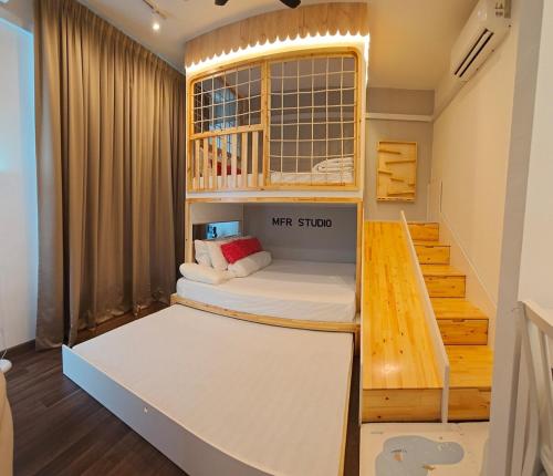 Cette petite chambre comprend un lit et un escalier. dans l'établissement Playground Studio in Kuantan, à Kuantan
