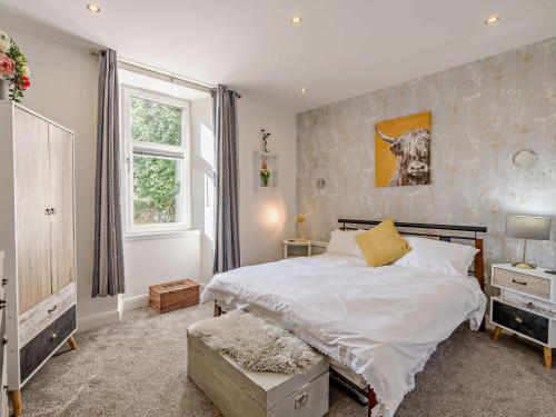 Un dormitorio con una cama grande y una ventana en 1 Bed in North Queensferry 96221, en Inverkeithing