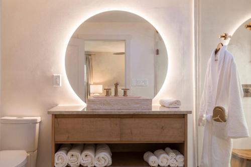 ein Badezimmer mit Waschbecken und Spiegel in der Unterkunft Wilmington Luxury Spa Retreat- Prime Location in Wilmington