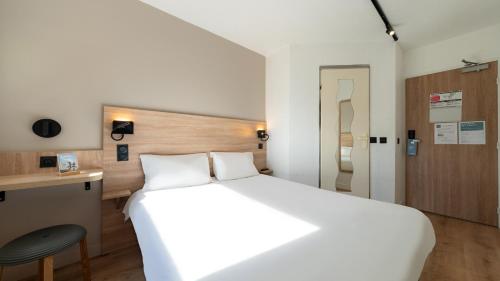 Postel nebo postele na pokoji v ubytování KYRIAD ECO LILLE SUD - Noyelles Godault