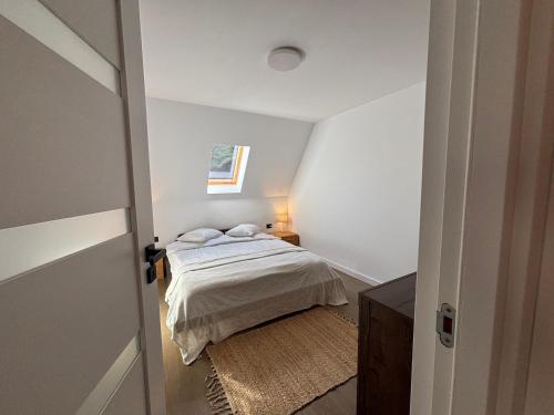 BorsaにあるRiverside A-frameのベッドと窓のある小さな寝室
