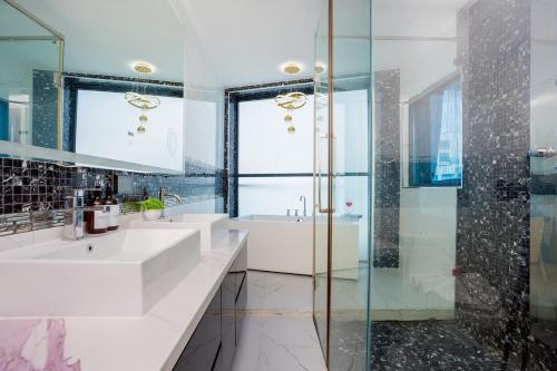 a bathroom with two sinks and a shower at Wonderland Sapphire 8 Bedroom Luxury Villa in Pattaya South