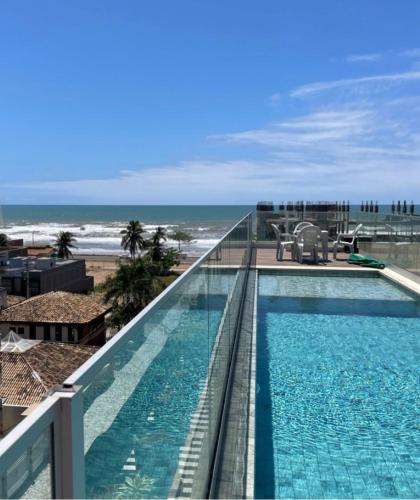 uitzicht op een zwembad op het strand bij Ap Villa Toscana in Ilhéus
