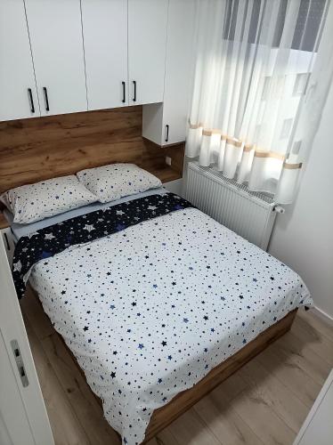 a small bedroom with a bed and a window at INKOGNITO Centar 39 in Brčko