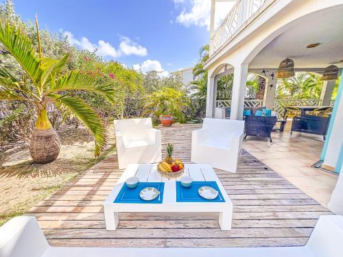 Princess Anaelle - Beachfront Orient Bay Deluxe