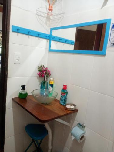 a bathroom with a bowl on a wooden table at Casa Surpresa, Europäisches Flair in São José dos Campos