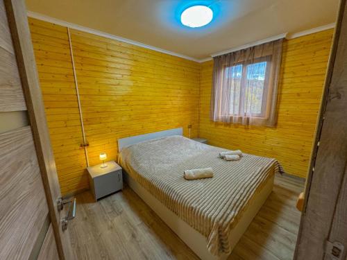 Ένα ή περισσότερα κρεβάτια σε δωμάτιο στο Forest Panorama House Dilijan