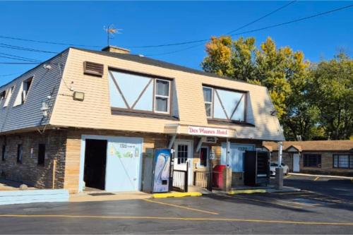 an old brick building with windows on a street at Des Plaines Motel By OYO O'Hare Airport Chicago in Des Plaines