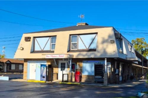 a building that is sitting on the side of a street at Des Plaines Motel By OYO O'Hare Airport Chicago in Des Plaines